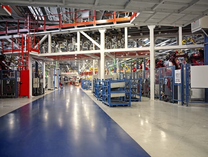 Jakie standardy budowlane powinny spełniać nowoczesne hale przemysłowe?