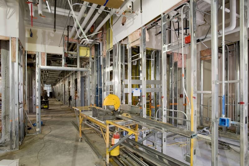 Jakie instalacje sanitarne są wymagane w budynkach publicznych?