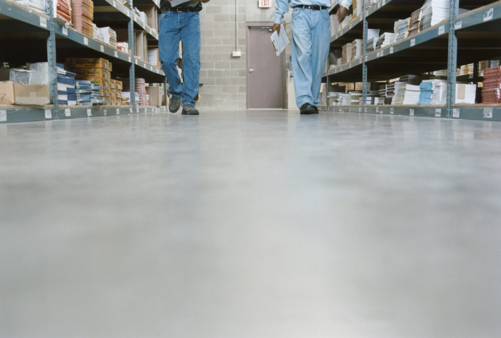 Czym charakteryzują się posadzki przemysłowe?
